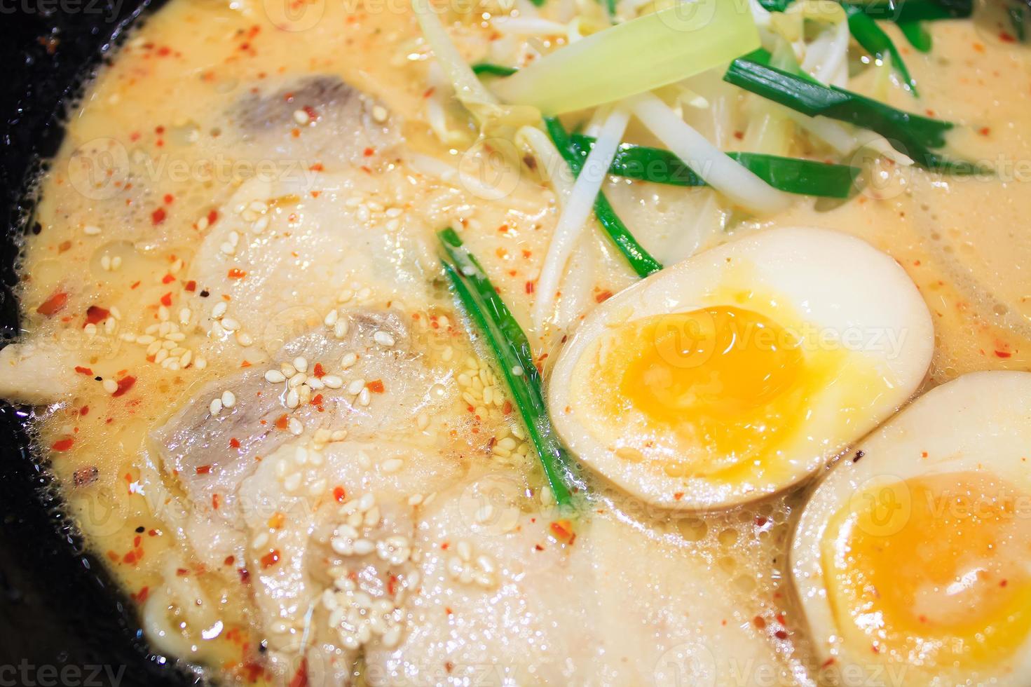 sopa de ramen con huevo pasado por agua foto