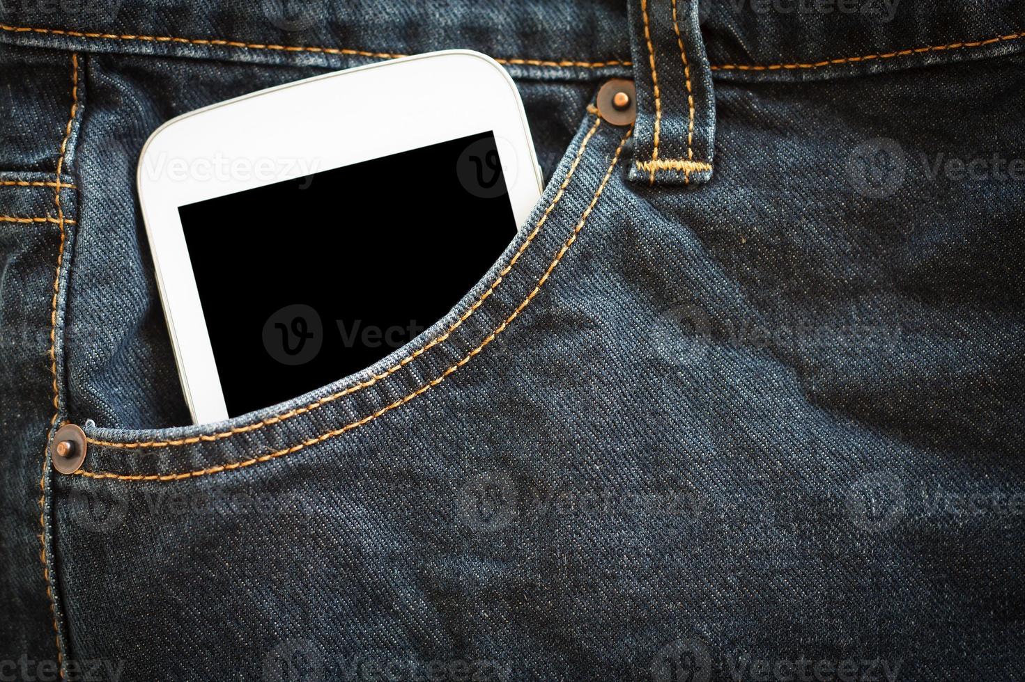 bolsillo de jeans con teléfono inteligente foto