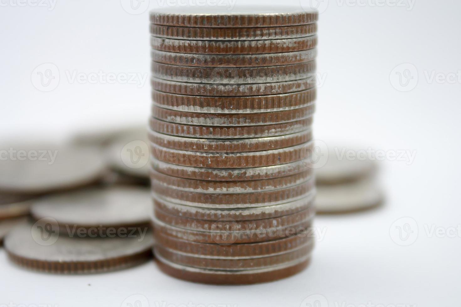 Pila de monedas de plata aislado sobre fondo blanco. foto