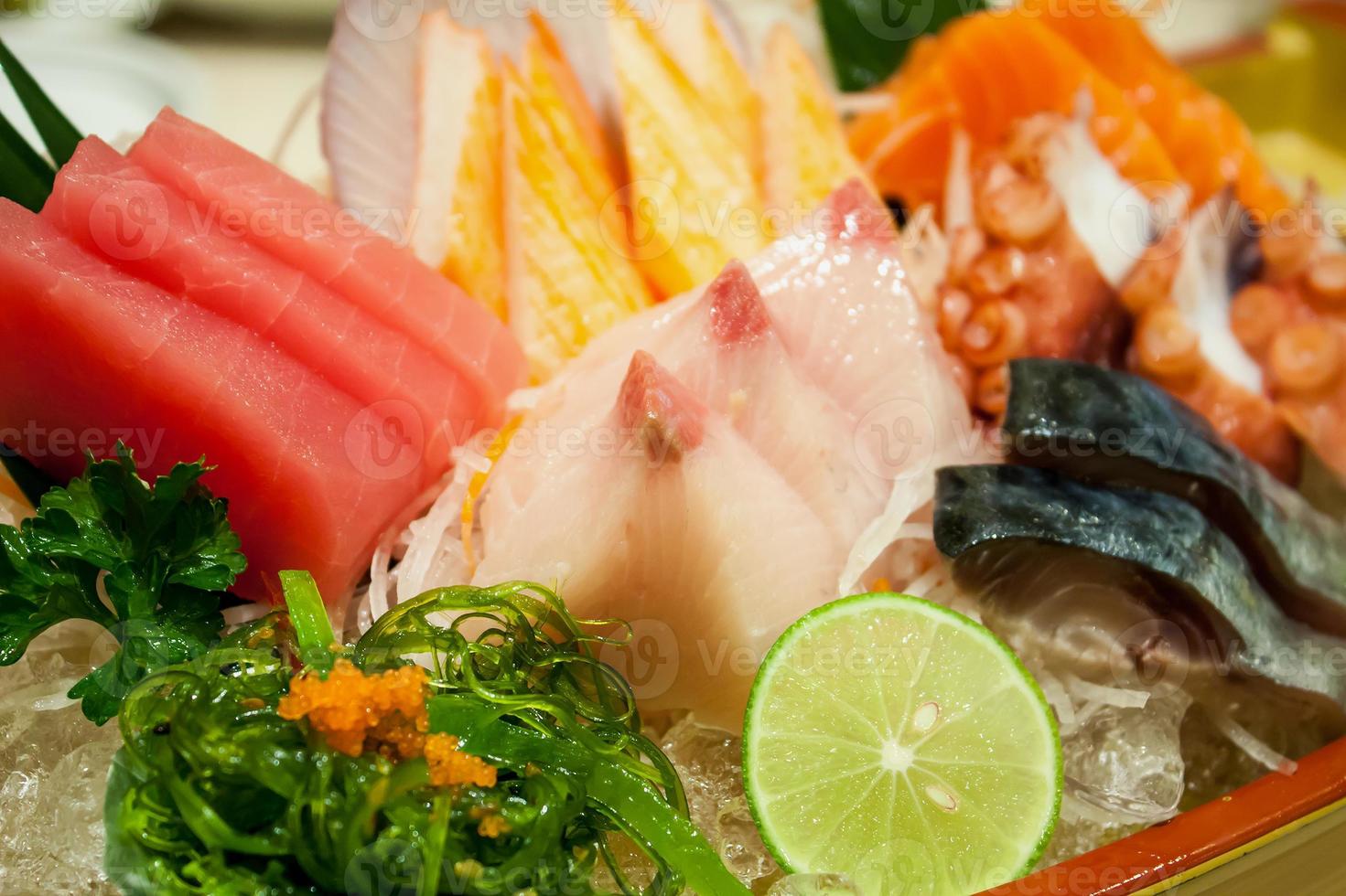 conjunto de sashimi de comida japonesa foto