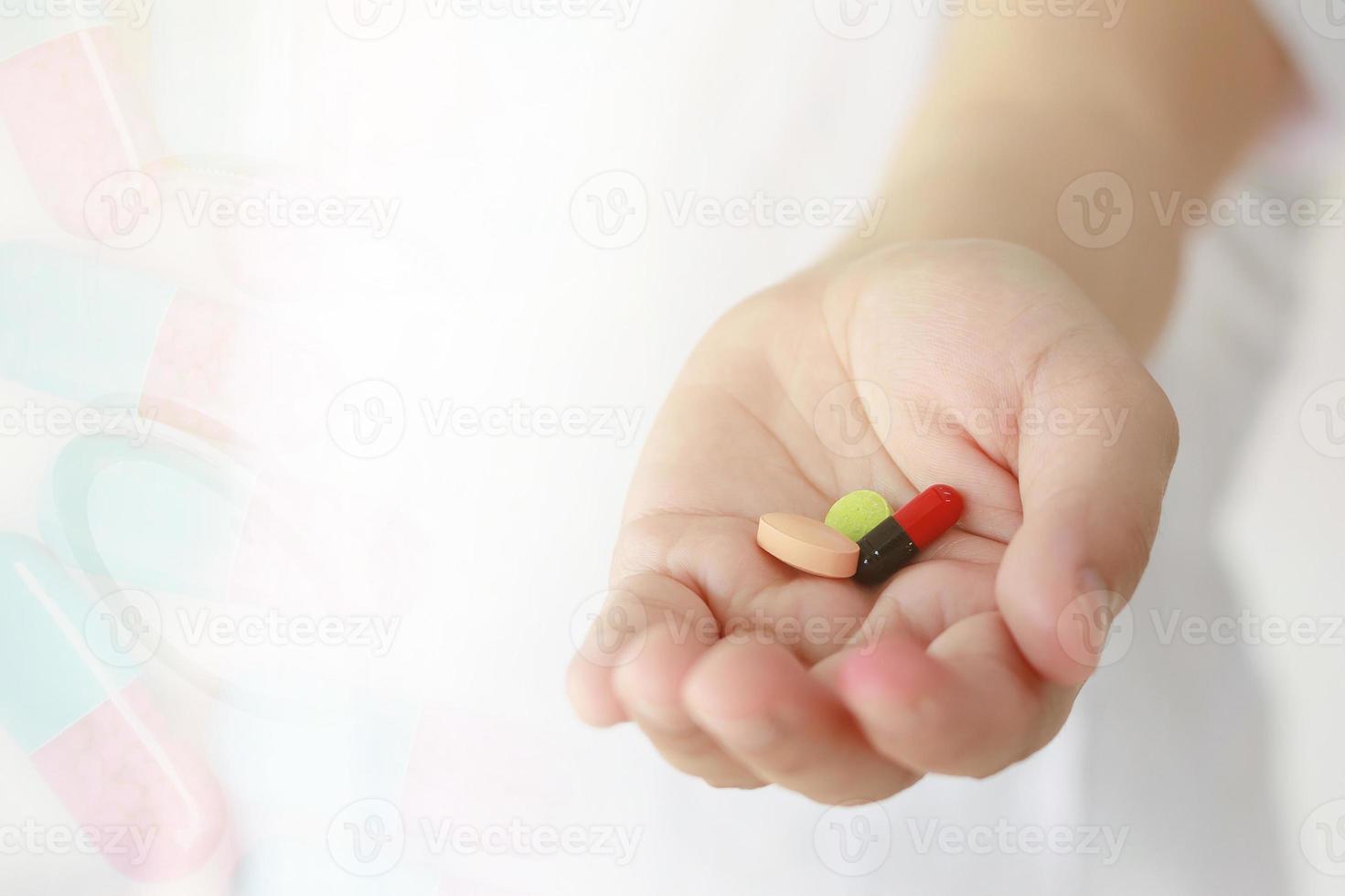 antecedentes médicos, mano del médico sosteniendo pastillas de medicina foto