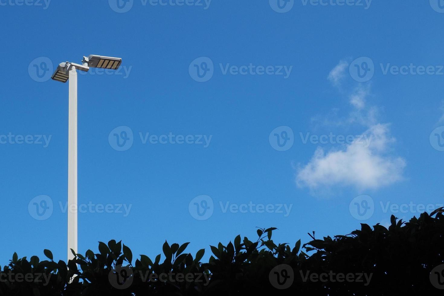 Los postes eléctricos para iluminación utilizan energía solar. concepto de energía limpia energía alternativa energía solar foto