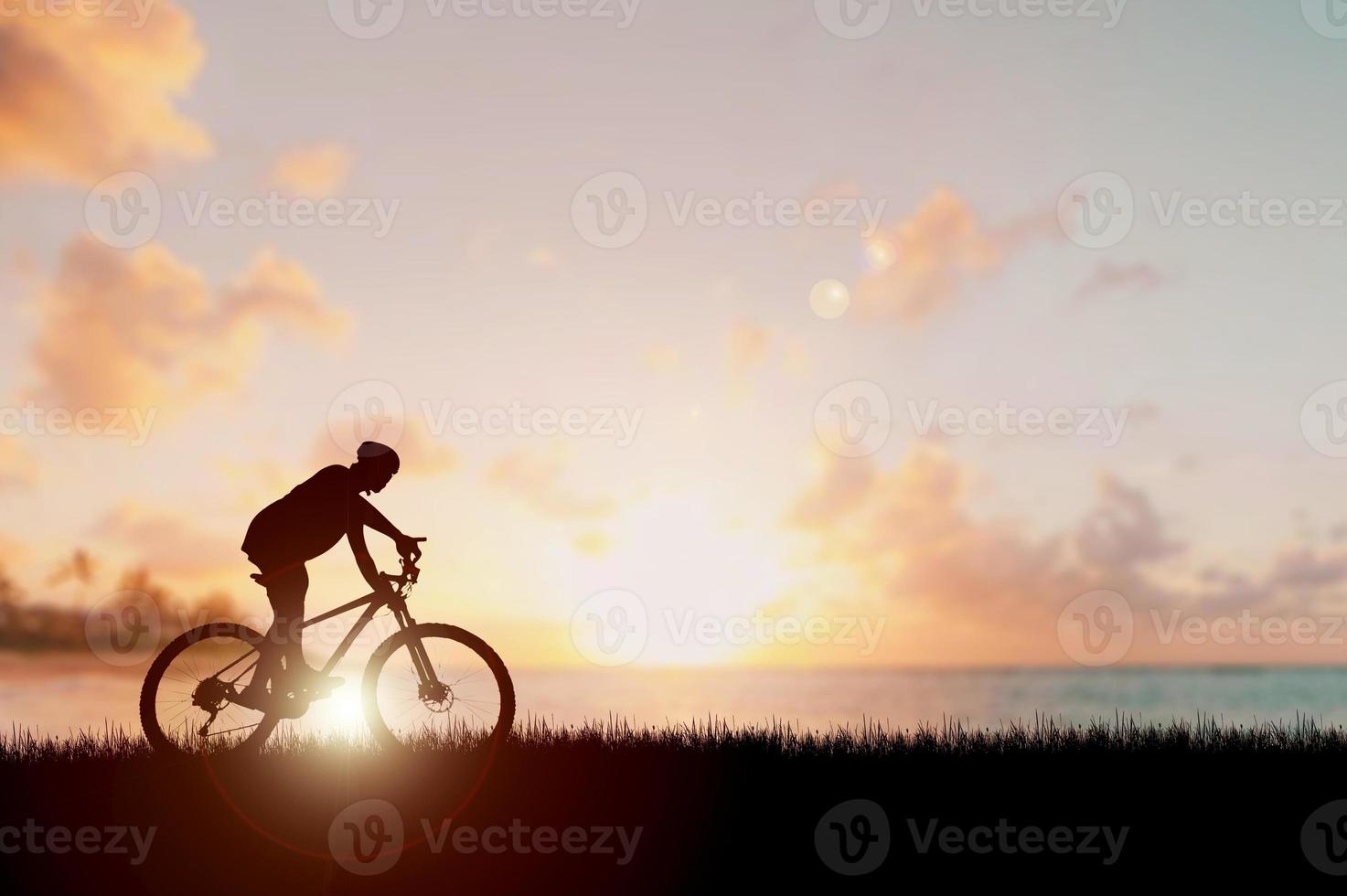 silueta de un ciclista en un hermoso prado nocturno. ideas de vacaciones en bicicleta foto