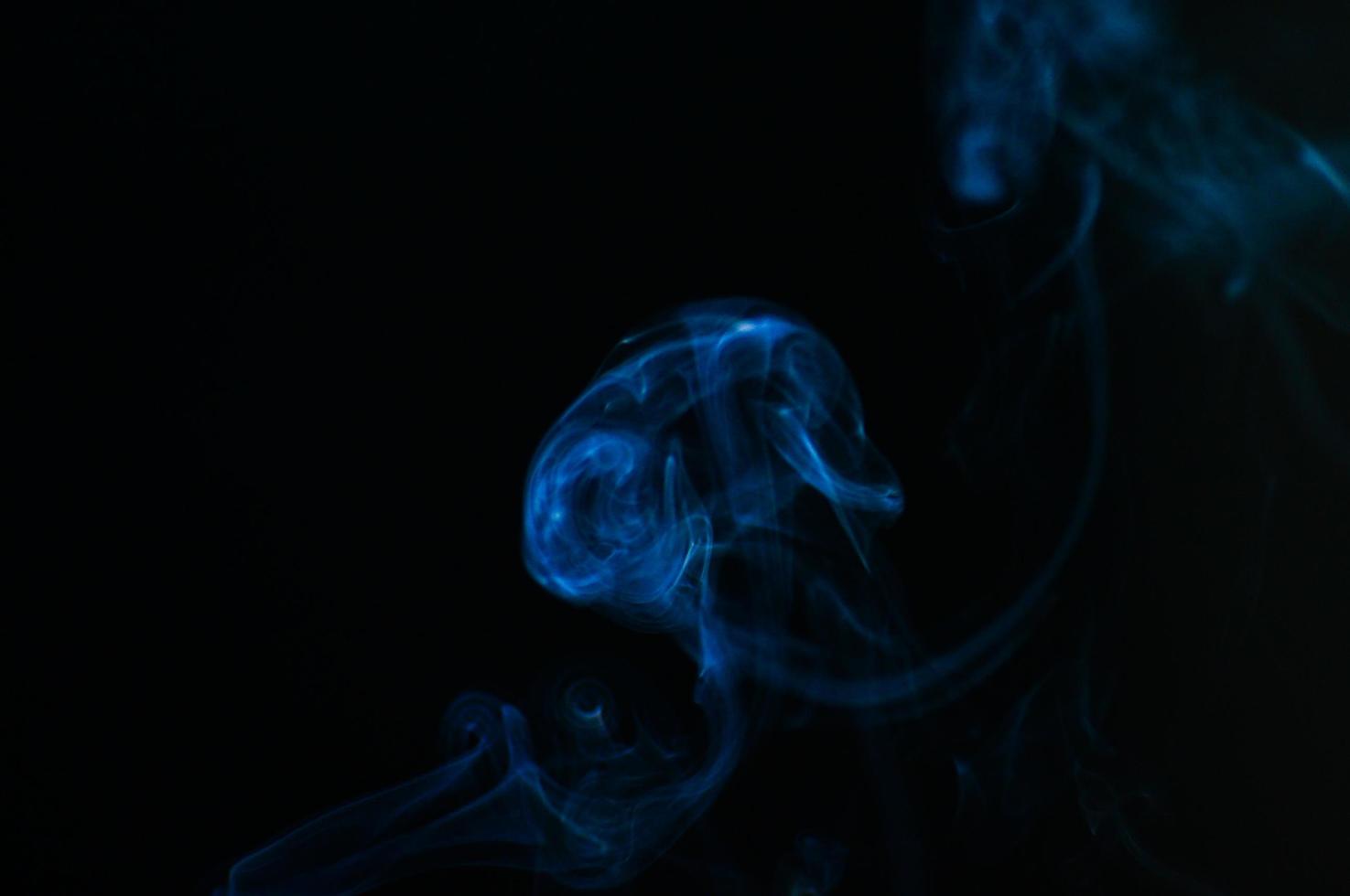 fondo abstracto de humo o niebla sobre fondo negro foto