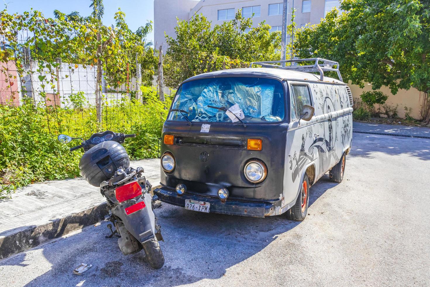 playa del carmen mexico 04. febrero 2022 viejo roto sucio vw bus volkswagen coche scooter oxidando mexico. foto