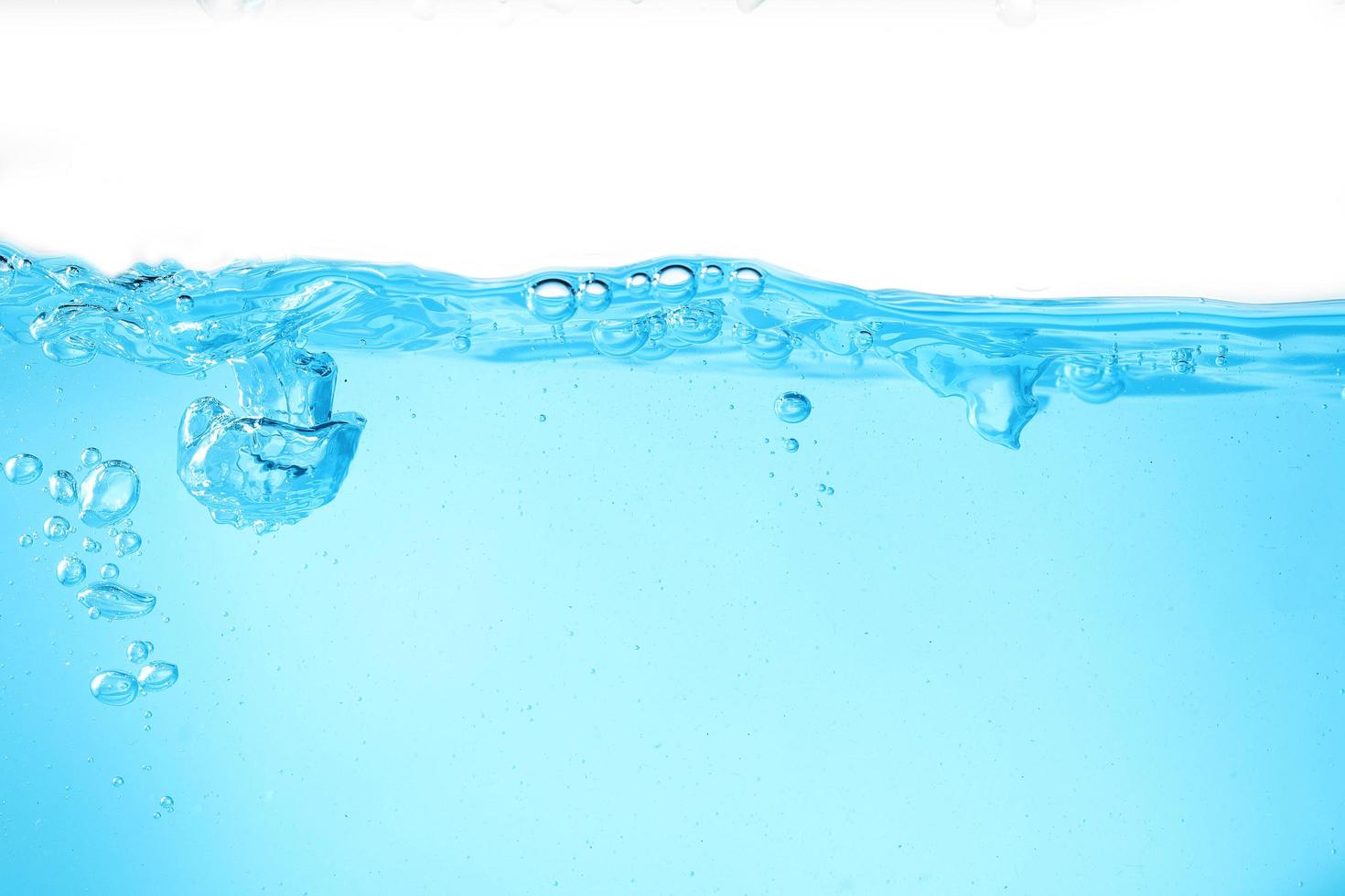 Agua superficial azul y burbuja de aire aislado sobre fondo blanco. foto