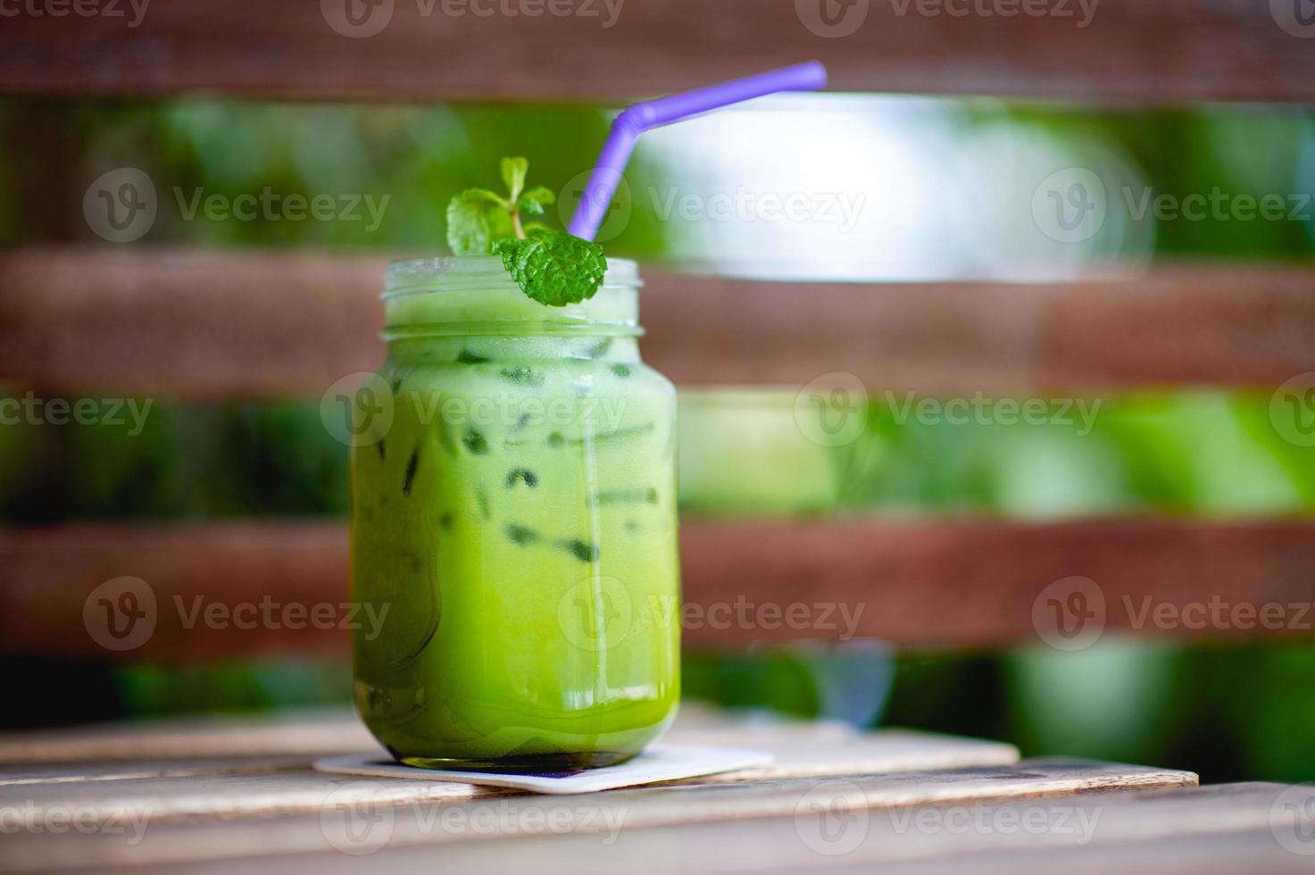 Iced green tea on the table, ready to drink Food and beverage concepts photo