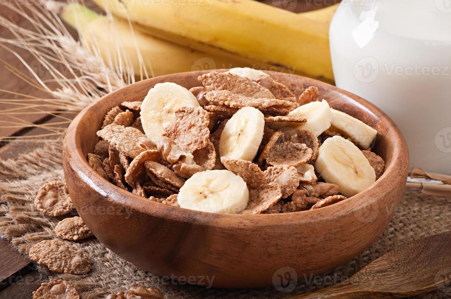 desayuno saludable - muesli de grano entero con una nuez en un tazón de madera foto