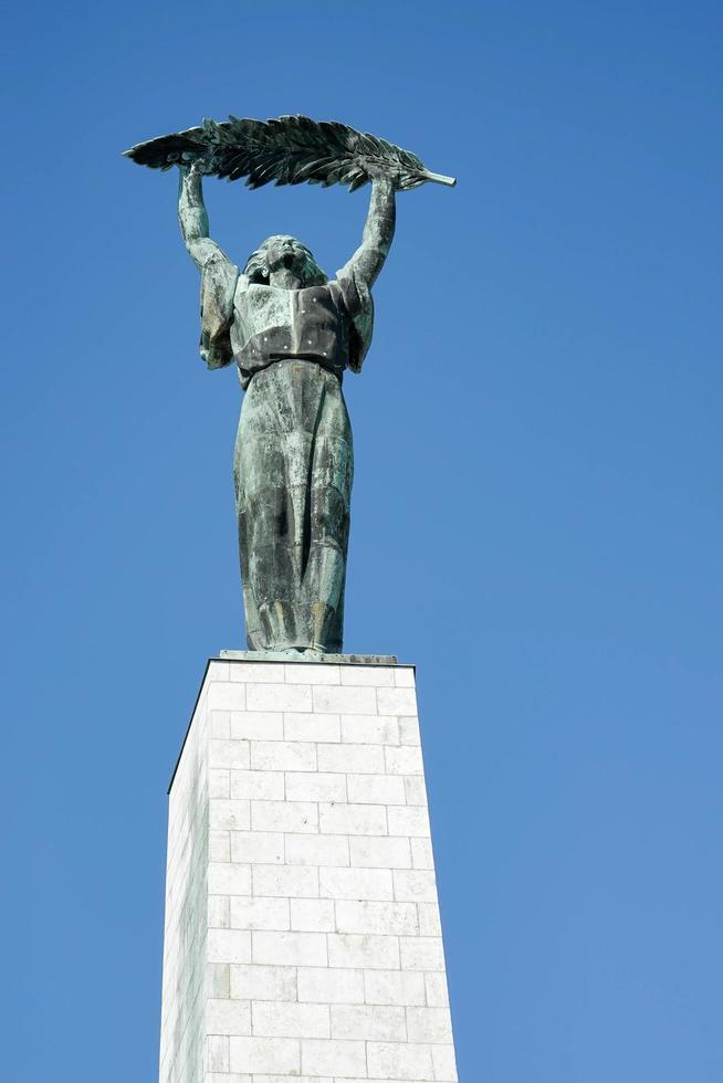 budapest, hungría, 2014. parte de la estatua de la libertad o la libertad foto