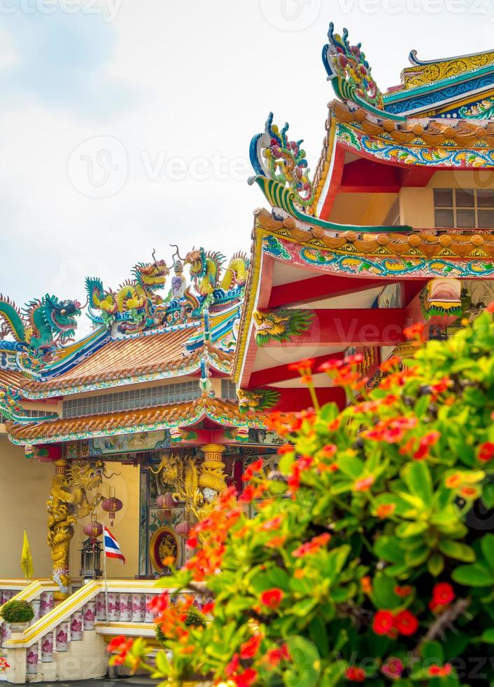 flor roja de cristo espina, planta auspiciosa en lugares religiosos chinos foto