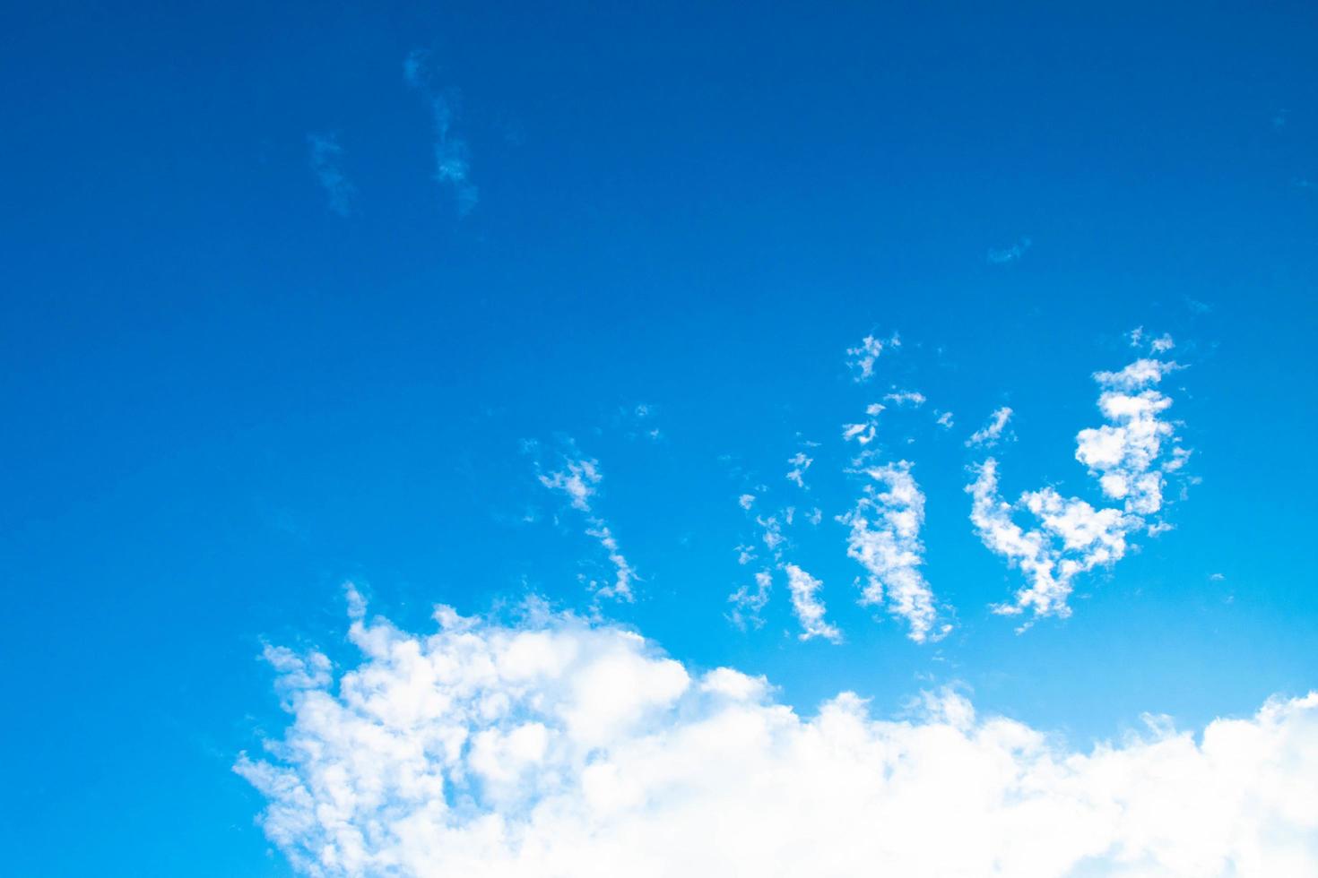 fondo de nubes y cielo azul. foto