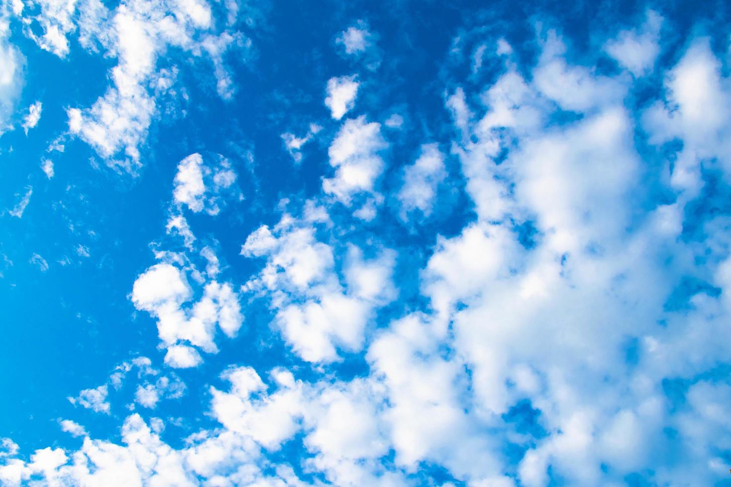 fondo de nubes y cielo azul. foto