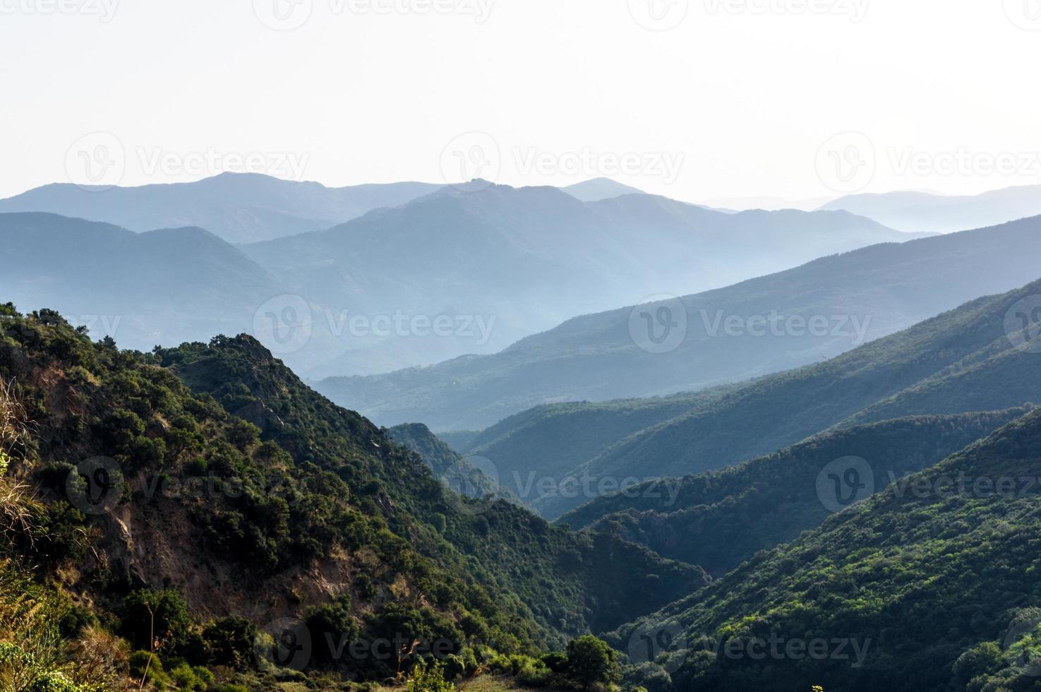 paesaggio montano con tipica nebbiolina azzurra. foto