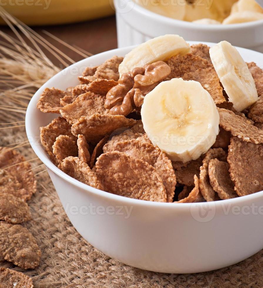 desayuno saludable - muesli integral en un tazón blanco foto