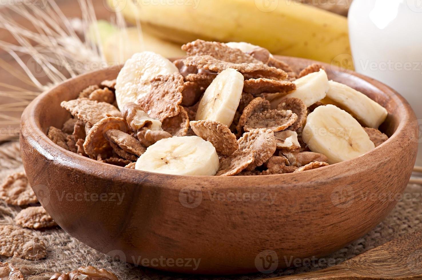 desayuno saludable - muesli de grano entero con una nuez en un tazón de madera foto
