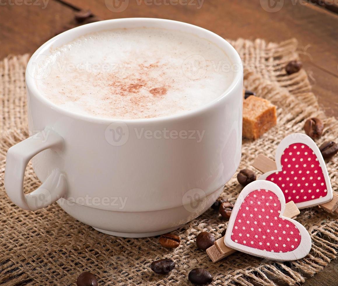 taza de café con leche en el fondo de madera vieja foto