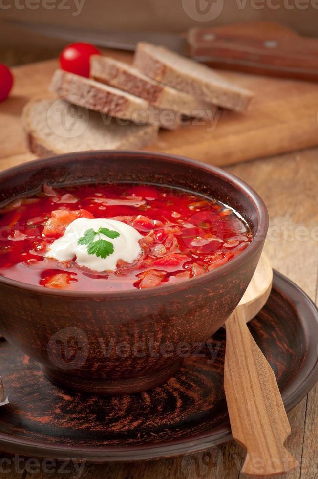 Sopa roja nacional borsch ucraniano y ruso closeup foto