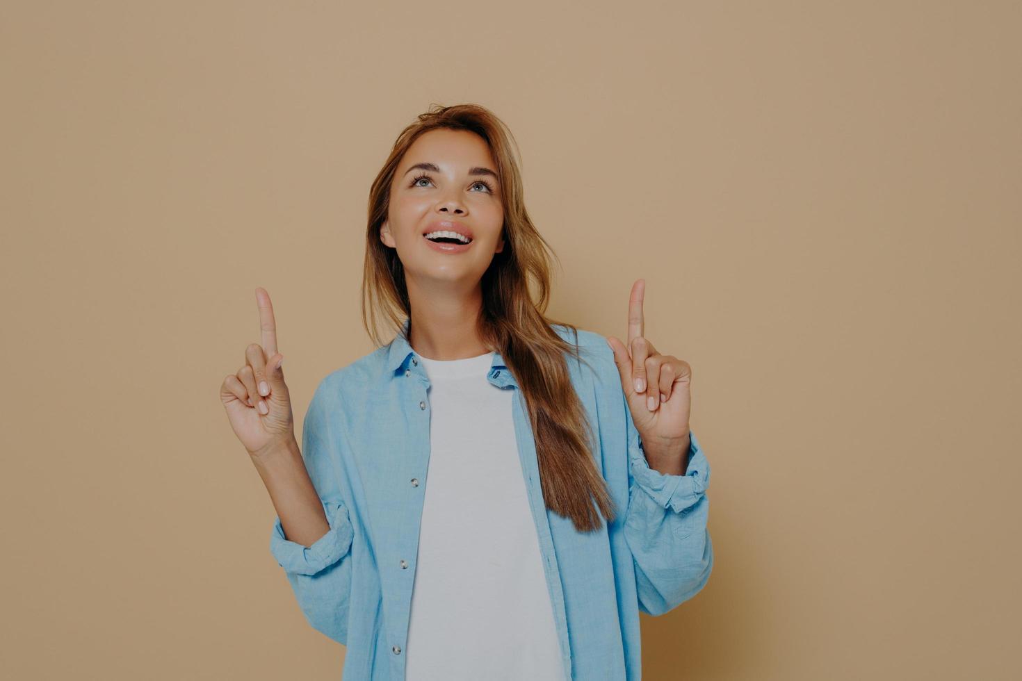 imagen de una adorable mujer morena con el pelo largo y recto foto