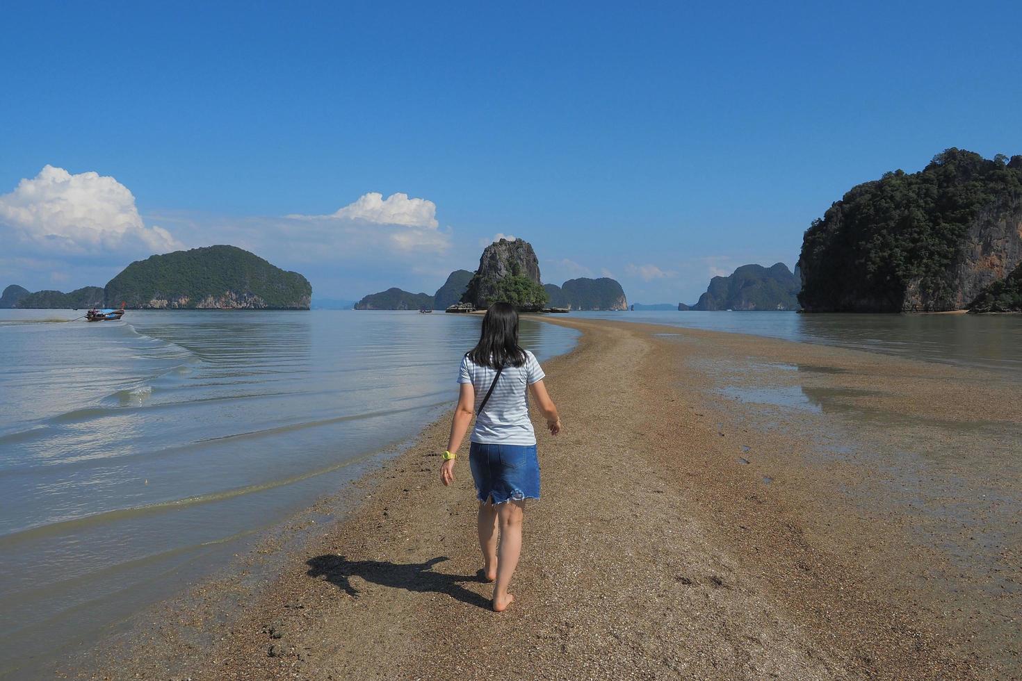 mujer en la playa en tailandia foto