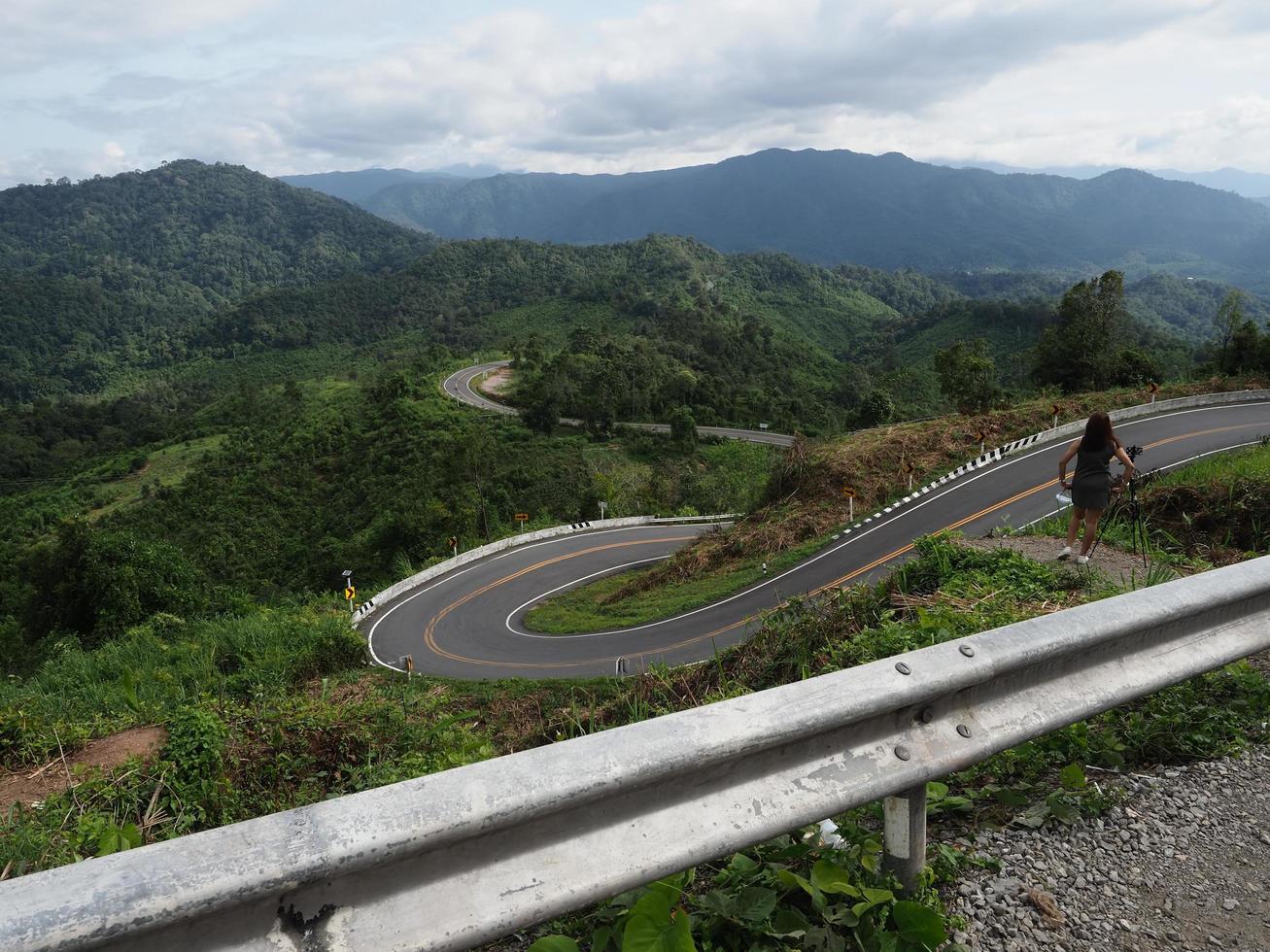 nan, tailandia, 2020 - foto de turistas tomando fotos de sinuosas carreteras de montaña