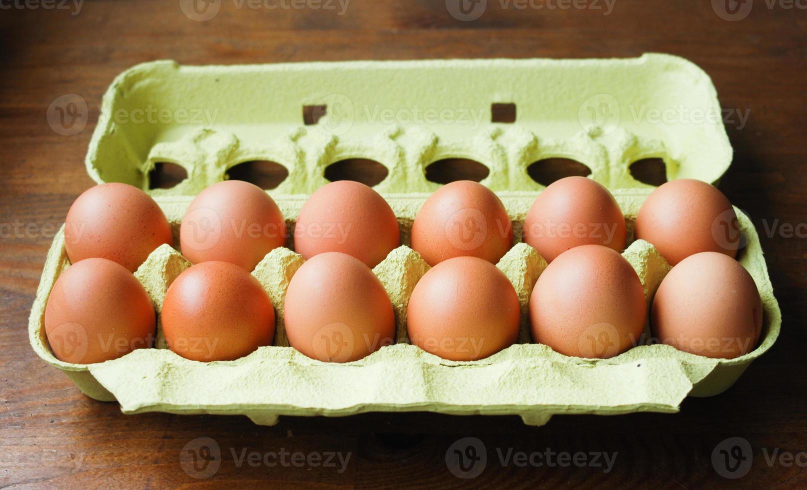 caja con una docena de huevos frescos en su embalaje foto