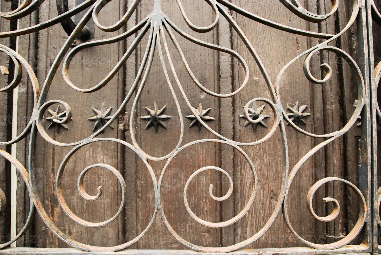 adornos de hierro forjado en una puerta de madera foto