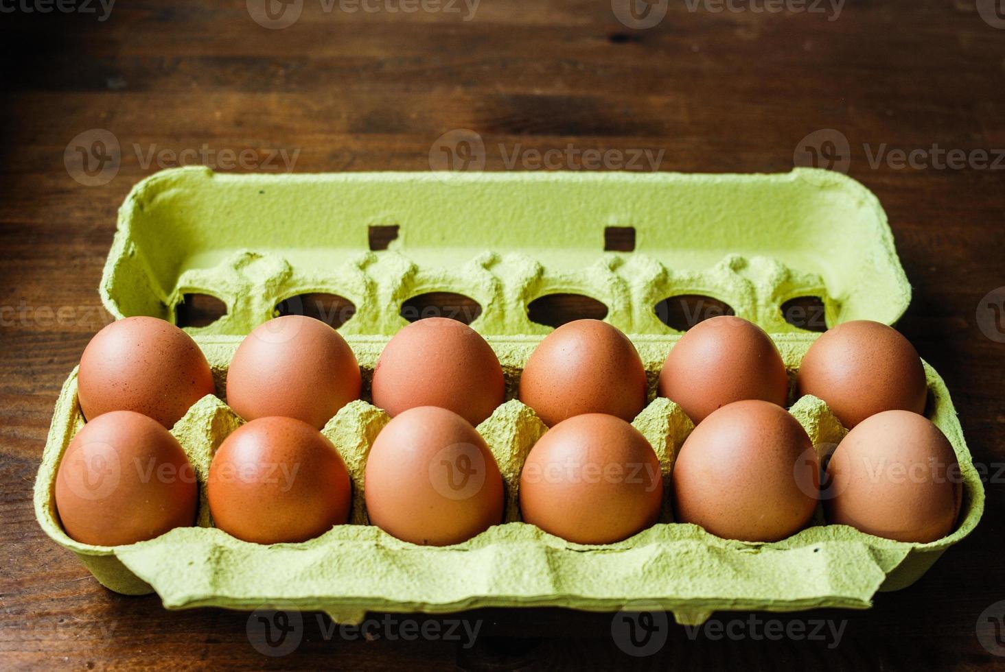 docena de huevos frescos en su envoltorio foto