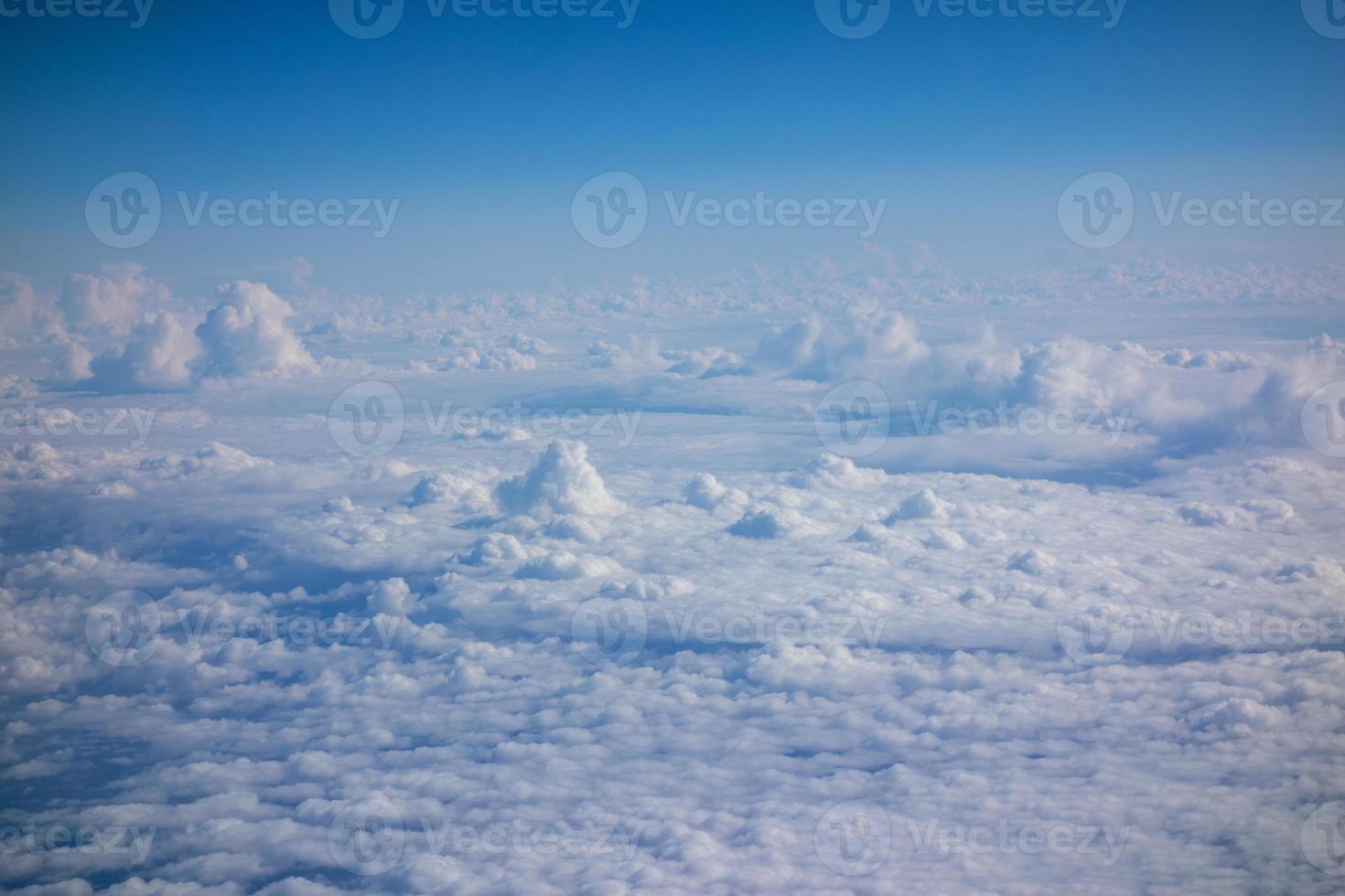 nubes blancas esponjosas en un cielo azul brillante foto