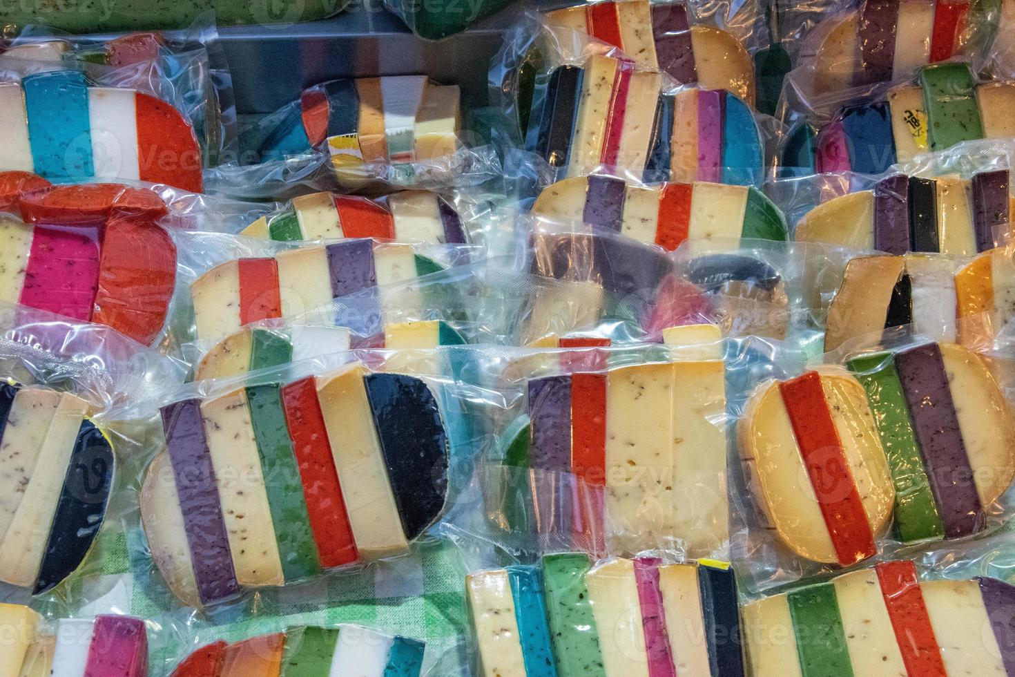 queso favorito de colores brillantes envuelto para la venta en un mercado. foto