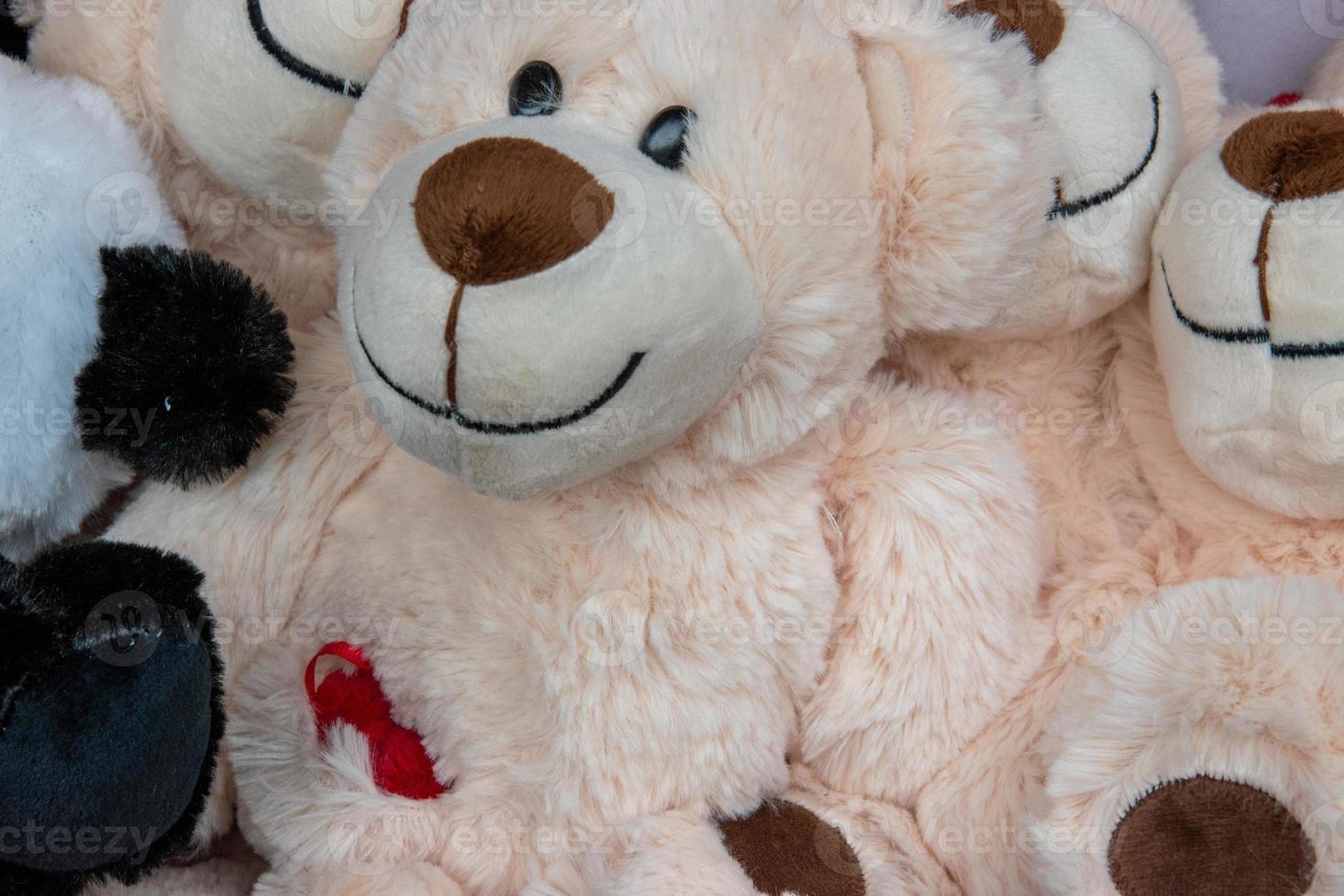 pared de osos de peluche en exhibición en un mercado de navidad. foto