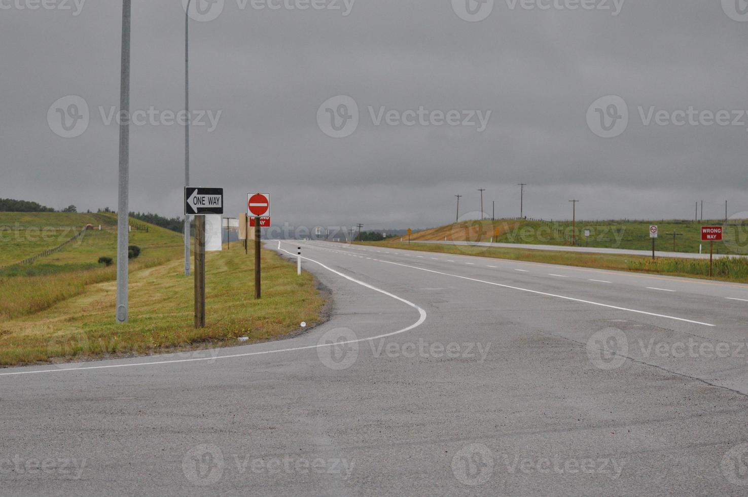 carretera vacía con cielos grises foto