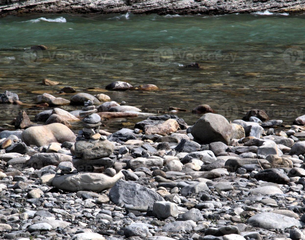 arroyo tranquilo desde el lado de una orilla rocosa del río foto