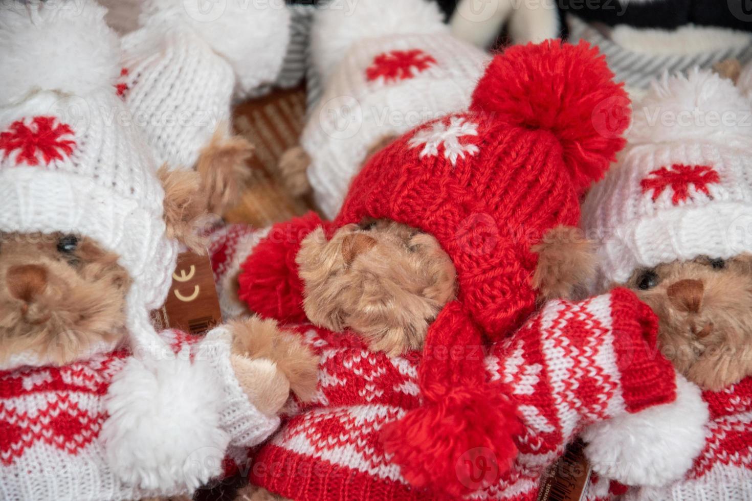 pared de osos de peluche en exhibición en un mercado de navidad. foto