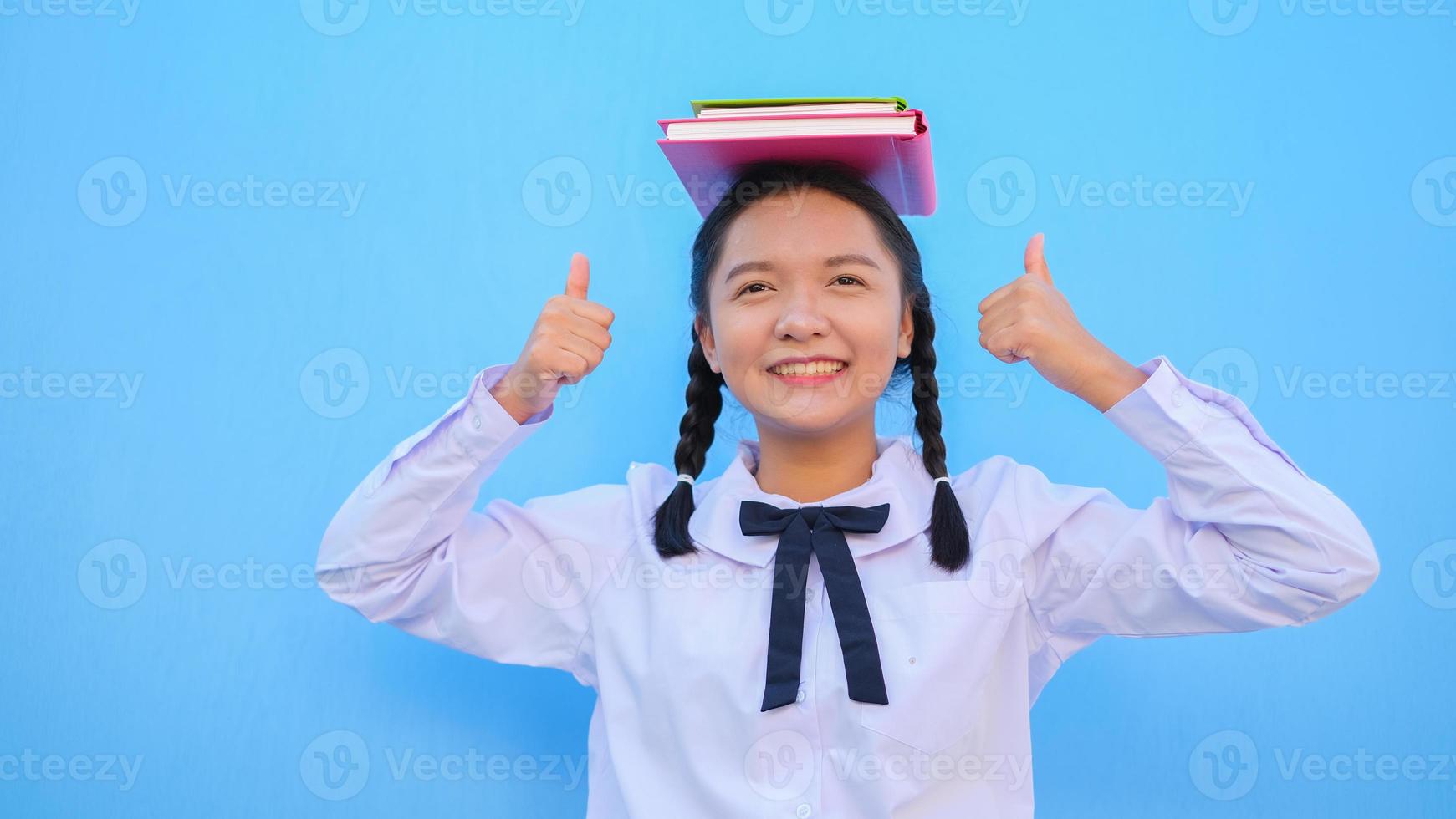 escuela feliz con libro sobre fondo azul. foto