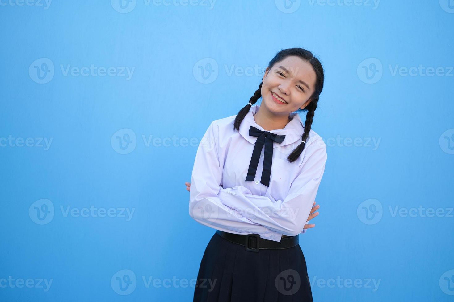 niña de la escuela sobre fondo azul. foto