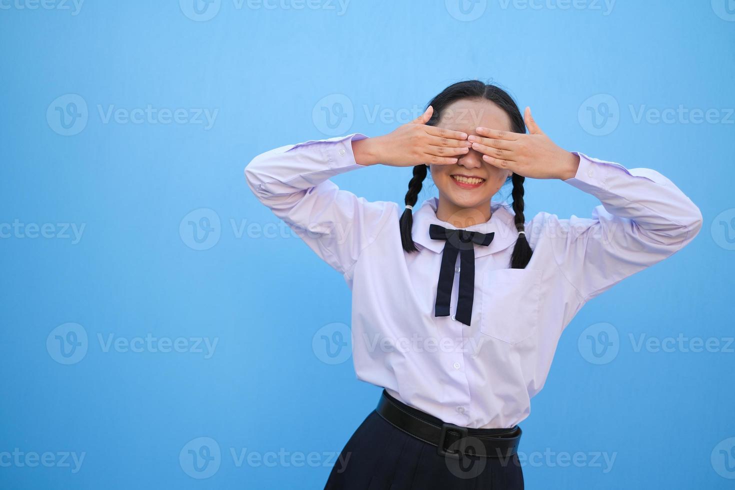 niña de la escuela sobre fondo azul. foto