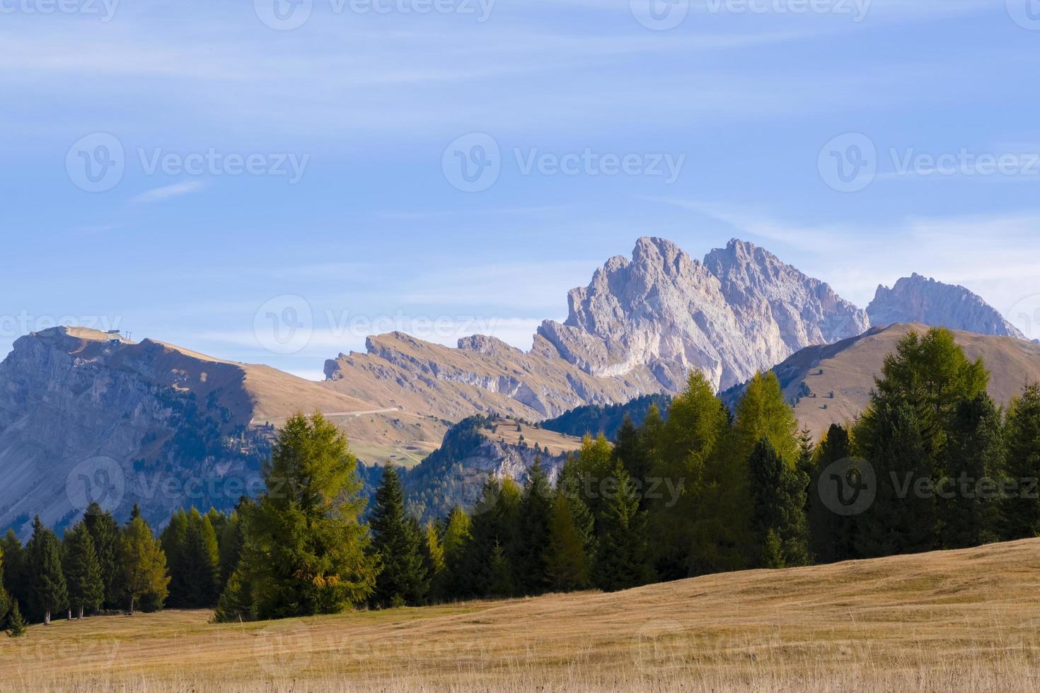 vista panorámica del paisaje de dolomitas italia, alpes siusi en ortisei italia. foto