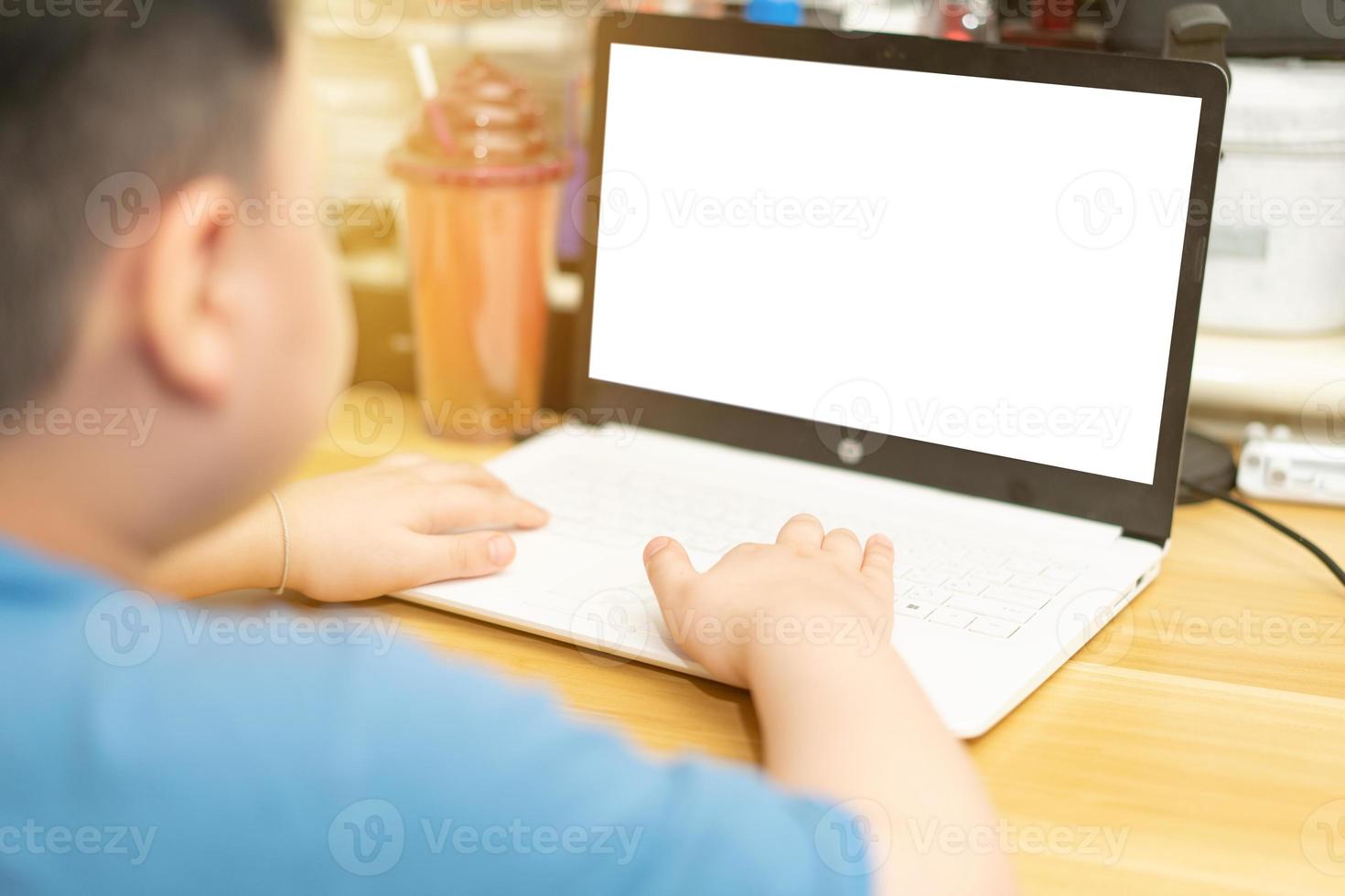 niño usa laptop foto