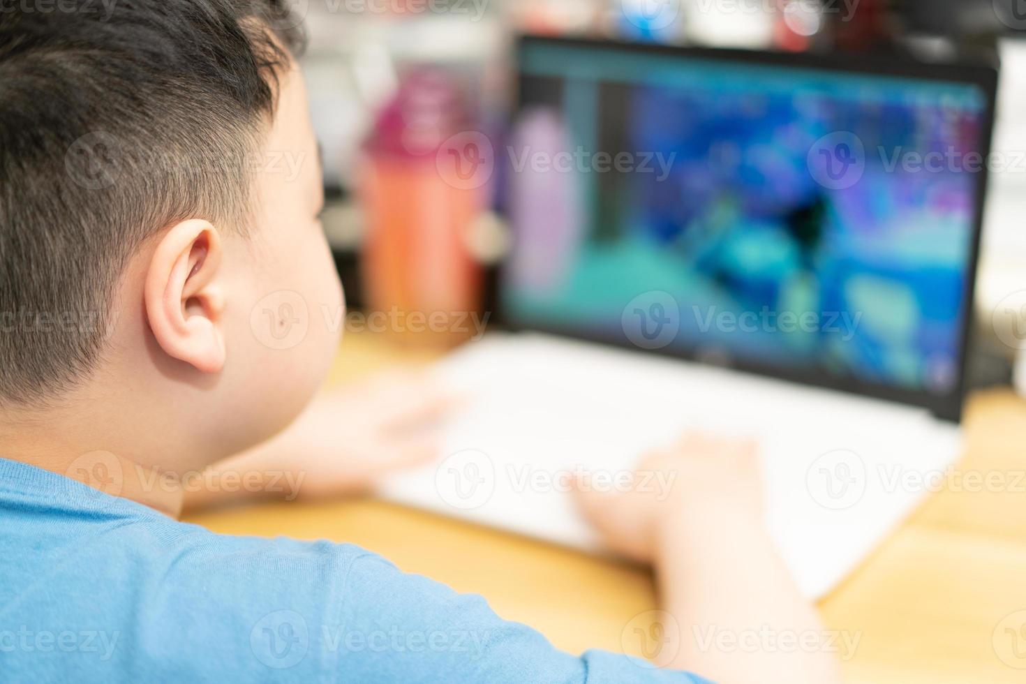 kid use computer photo