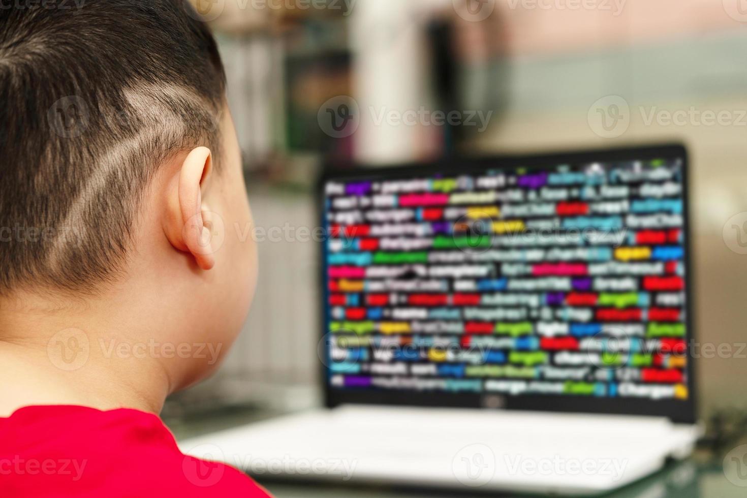 niño aprende codificación foto