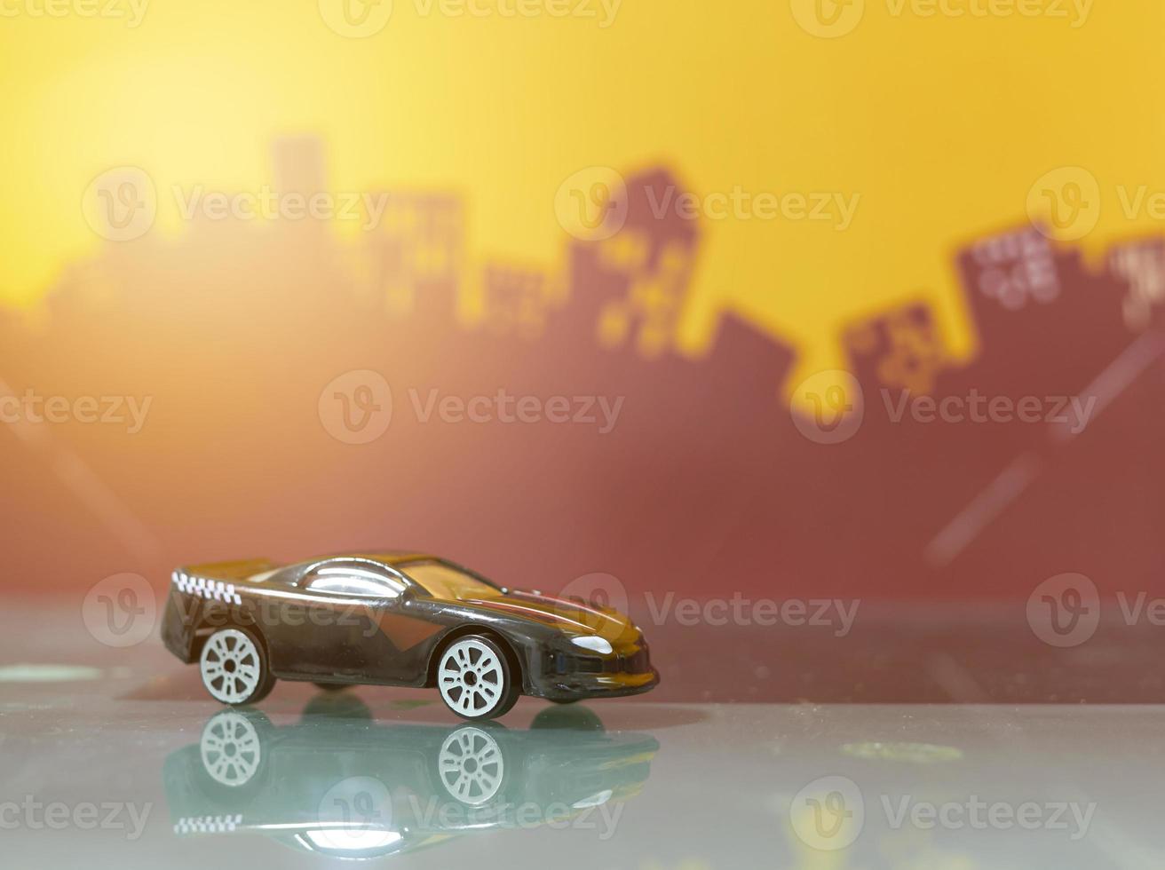 coche de carreras deportivo negro juguete enfoque selectivo en el fondo de la ciudad borrosa foto