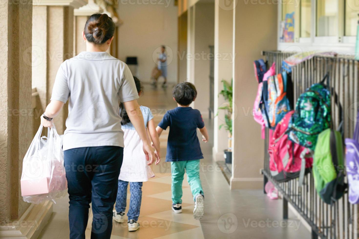 familia en regreso a la escuela foto