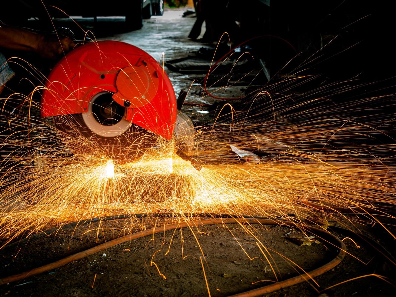 los técnicos profesionales de la fábrica están utilizando herramientas eléctricas para cortar el metal foto