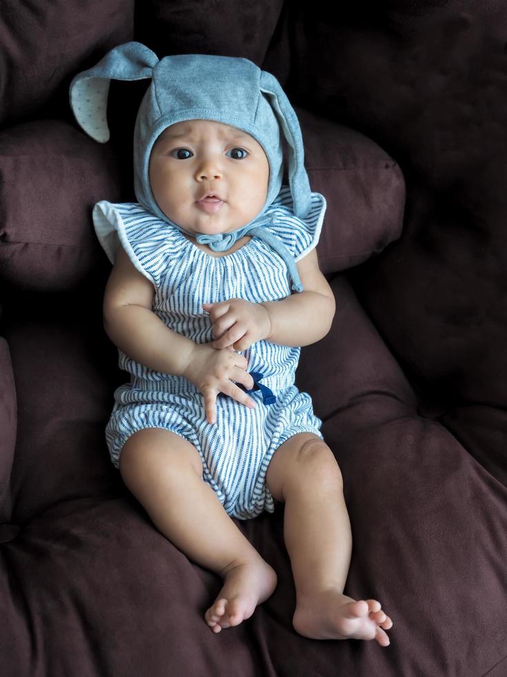 bebé niña asiática vestirse con lindos vestidos de moda para bebés recién  nacidos 7217786 Foto de stock en Vecteezy