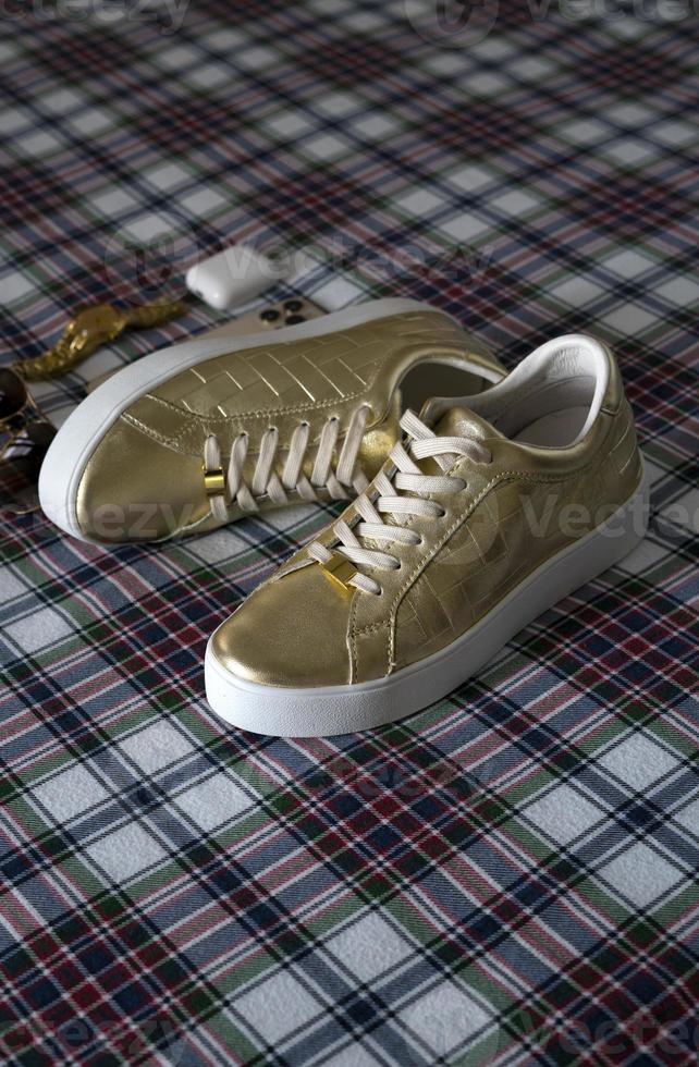 zapatos deportivos dorados para mujer y accesorios lujo. un plano de calzado 7218002 Foto de stock en Vecteezy