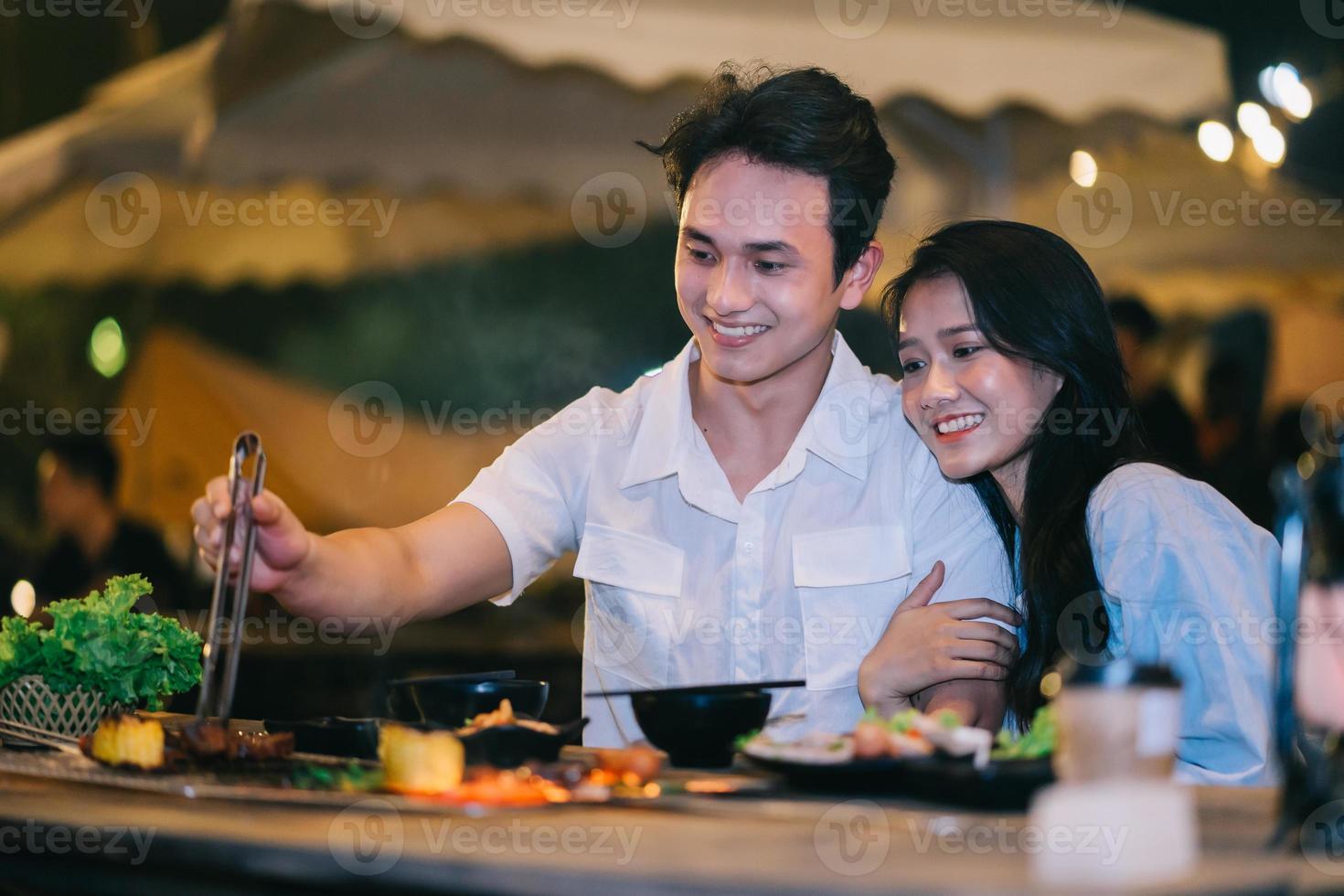 imagen de una joven pareja asiática cenando juntos foto