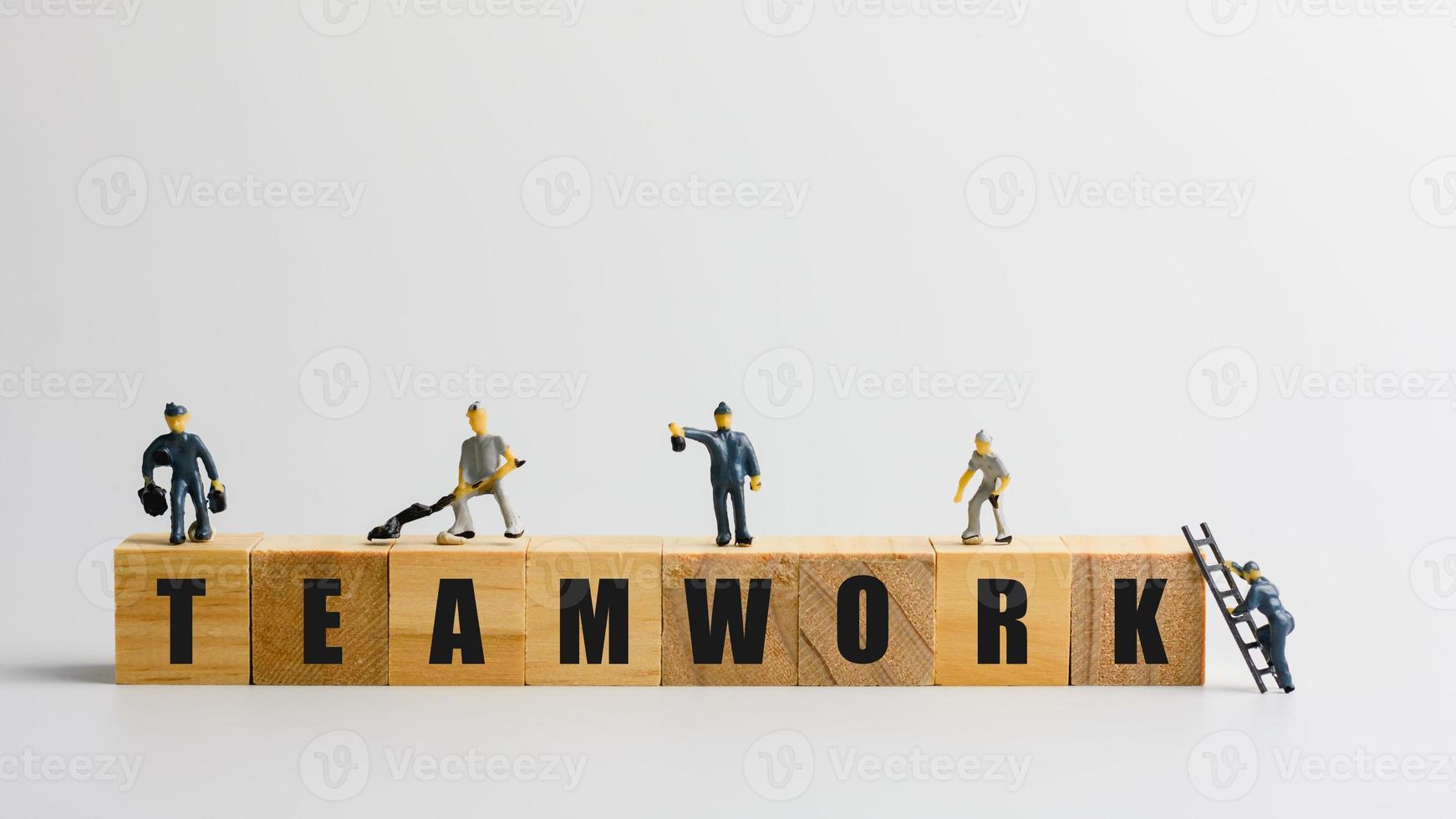 grupo de personas en miniatura, figura humana modelo pequeña de pie y subir la escalera en una caja de madera de trabajo en equipo de palabras. en concepto de éxito empresarial. copie el espacio para su texto. foto