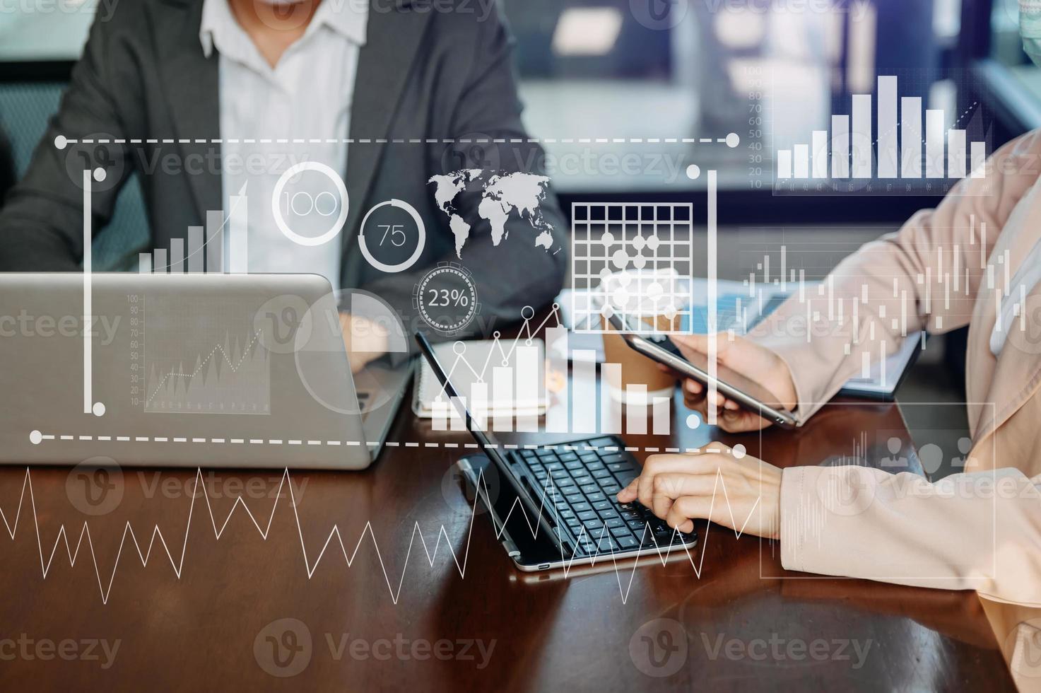 inteligencia y análisis empresarial con el concepto de panel de indicadores clave de rendimiento. dos colega de negocios diseñador web discutiendo datos foto