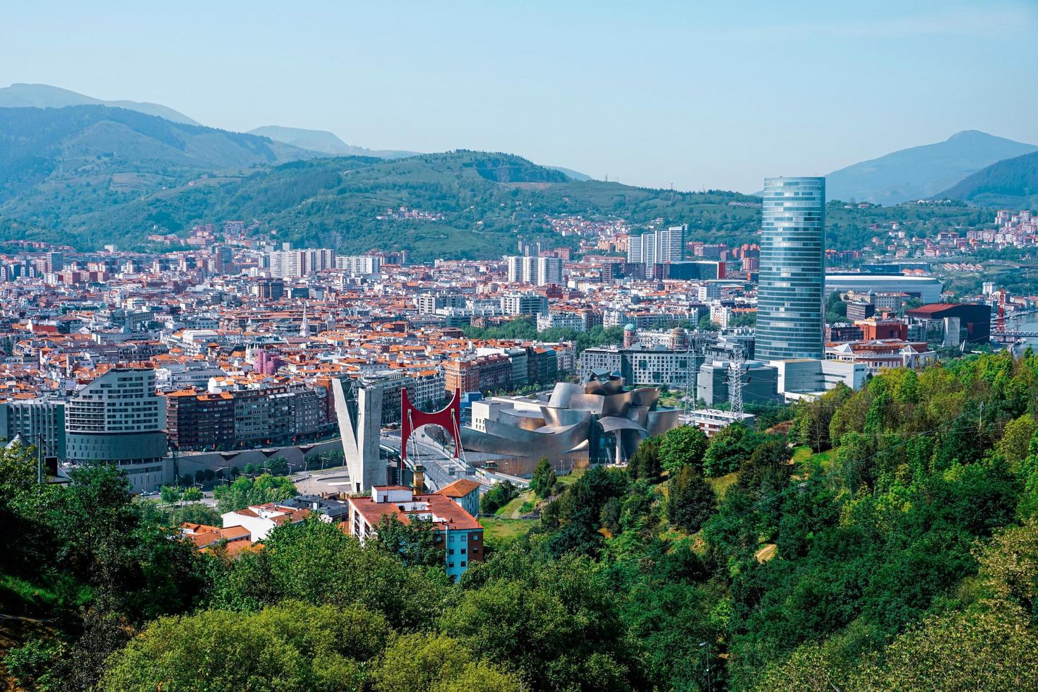 paisaje urbano de la ciudad de bilbao, españa, destino de viaje foto