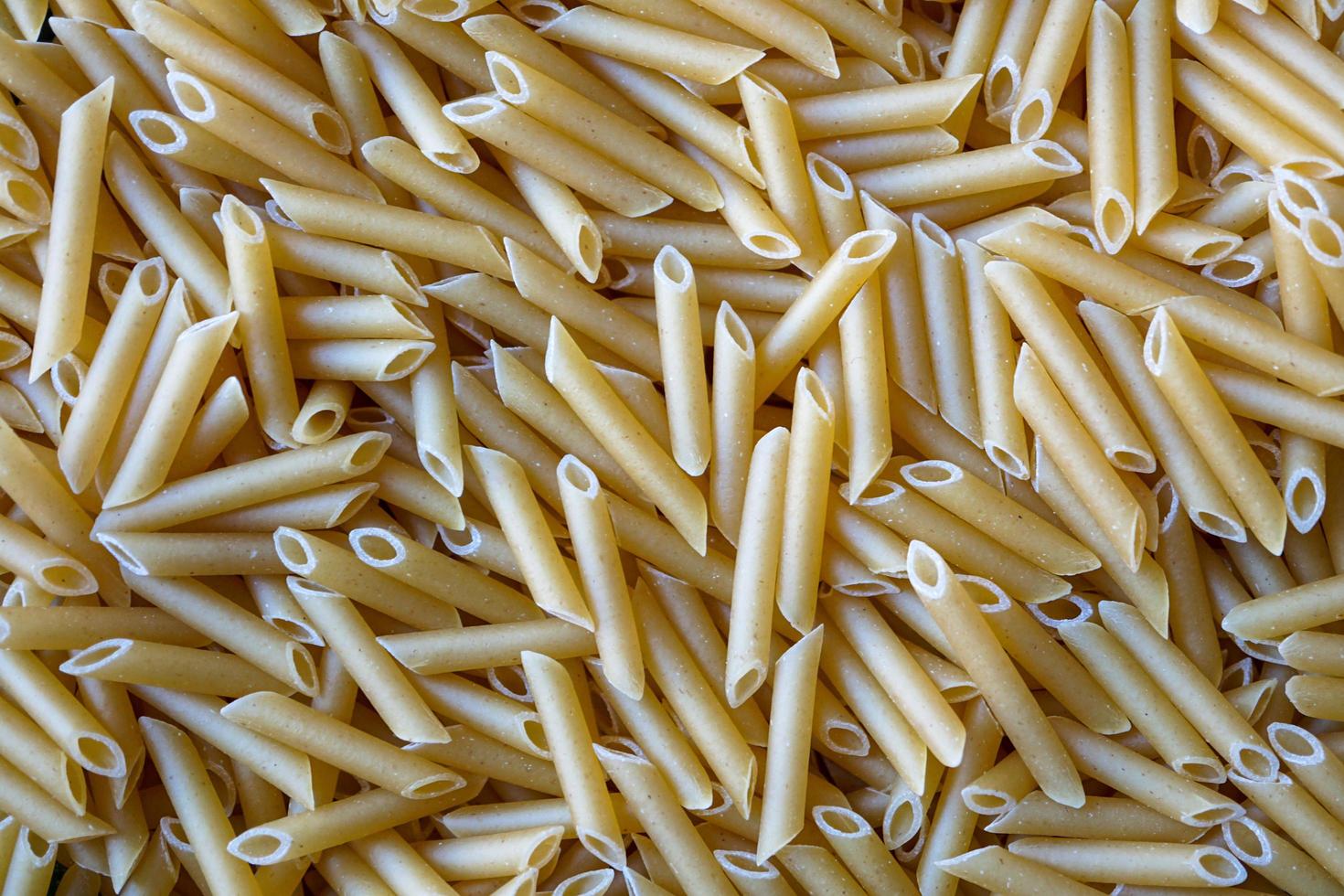 pasta de macarrones sin cocer, comida italiana foto